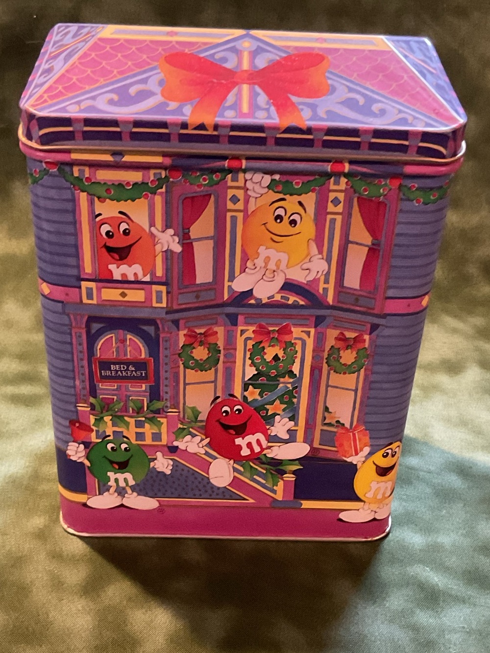 M&M'S Christmas Eve at the Bed & Breakfast Tin 1995